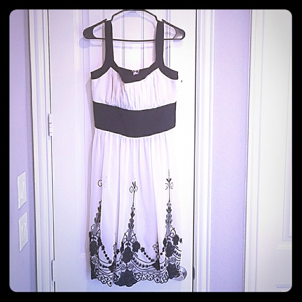 Sleeveless Black and white dress